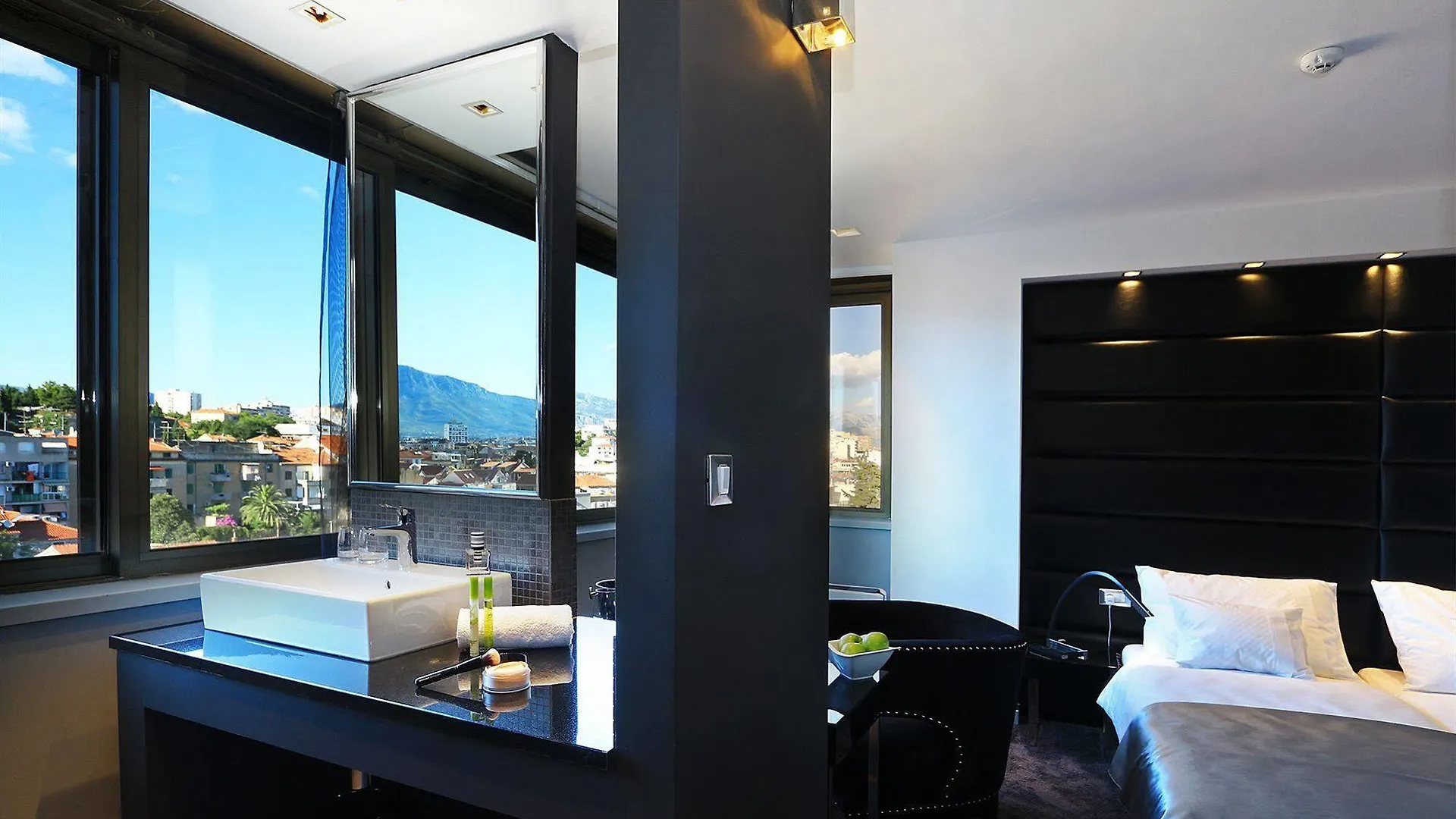 The View Luxury Rooms Split Bed & Breakfast